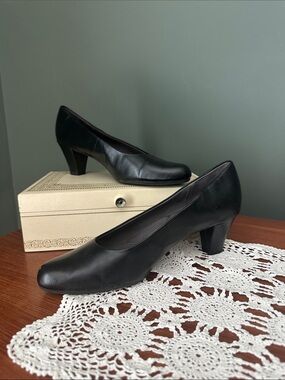 AEROSOLES Black Leather Mid Heel Pumps